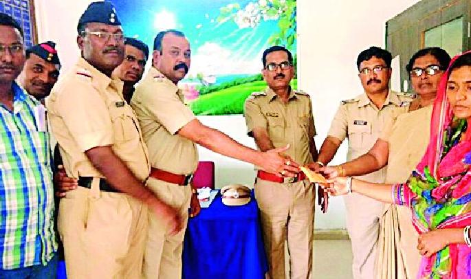 Humanities shown by Arne police | आर्णी पोलिसांनी दर्शविली माणुसकी Humanities shown by Arne police | आर्णी पोलिसांनी दर्शविली माणुसकी