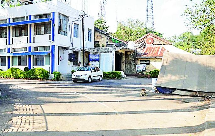 Security of public places, government offices | सार्वजनिक स्थळे, शासकीय कार्यालयांची सुरक्षा वाऱ्यावर Security of public places, government offices | सार्वजनिक स्थळे, शासकीय कार्यालयांची सुरक्षा वाऱ्यावर