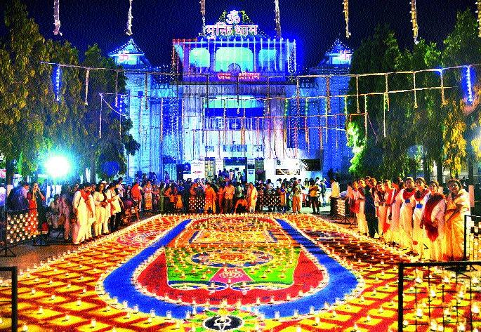 Deep in the temples | मंदिरांमध्ये उजळले दीप