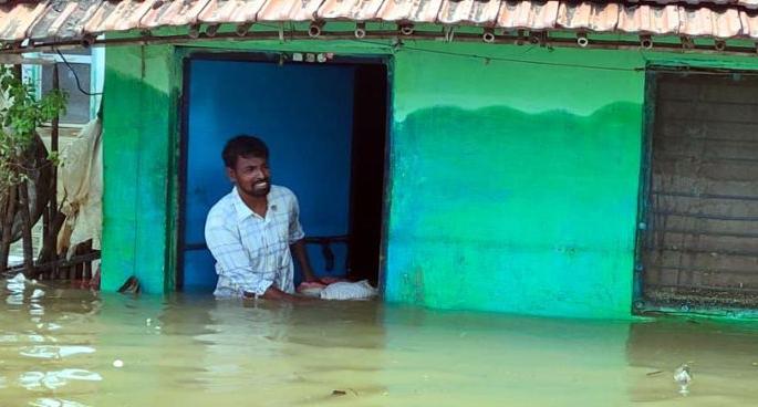 Sir, the flood washed away everything but no help | साहेब, पुरात सर्वस्व वाहून गेले पण मदत नाही