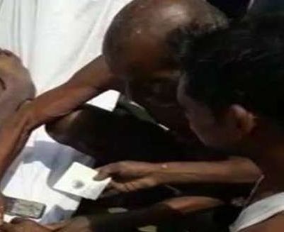 Crave ...! During the funeral, the brother was taking thumb impression on stamp paper | लालसा...! अंत्यसंस्कारावेळी भाऊ मृताच्या अंगठ्याचे ठसे घेत होता Crave ...! During the funeral, the brother was taking thumb impression on stamp paper | लालसा...! अंत्यसंस्कारावेळी भाऊ मृताच्या अंगठ्याचे ठसे घेत होता