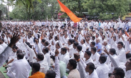 Front of Beed District Collectorate | बीड जिल्हाधिकारी कार्यालयावर मोर्चा