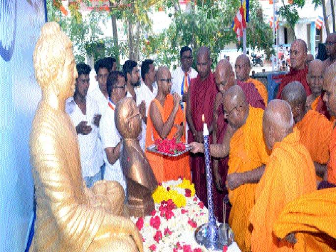 Three thousand followers in Beed dharmadasena | बीडमध्ये तीन हजार अनुयायांना धम्मदेसना Three thousand followers in Beed dharmadasena | बीडमध्ये तीन हजार अनुयायांना धम्मदेसना