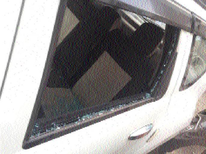 A glass car filled with a glass of five lakh rupees! | भर वस्तीत कारची काच फोडून पाच लाख रुपये लंपास ! A glass car filled with a glass of five lakh rupees! | भर वस्तीत कारची काच फोडून पाच लाख रुपये लंपास !