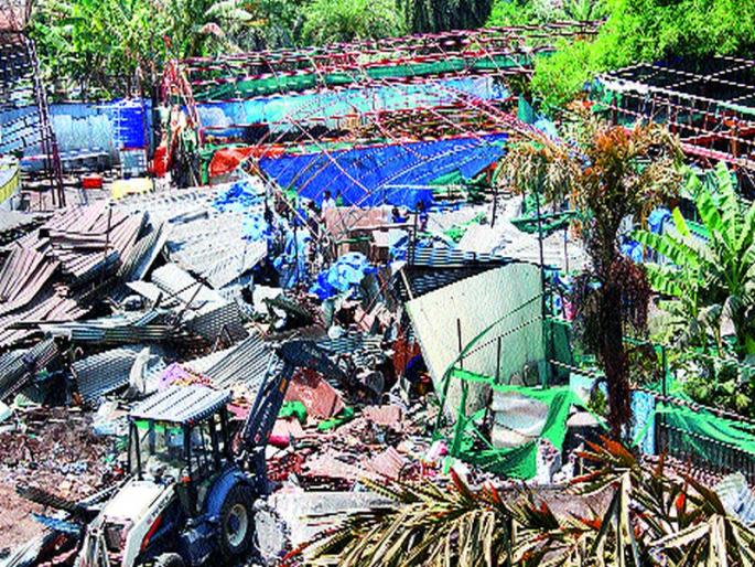 Action by the municipal corporation: 'Hotel edge' landslide | पालिकेकडून कारवाई : ‘हॉटेल किनारा’ जमीनदोस्त Action by the municipal corporation: 'Hotel edge' landslide | पालिकेकडून कारवाई : ‘हॉटेल किनारा’ जमीनदोस्त