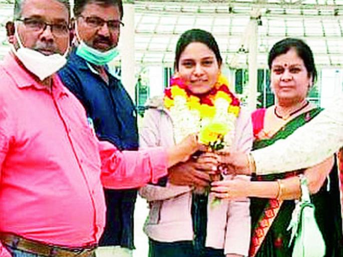 Parents' eyes watered when they saw Sneha | स्नेहाला बघताच आई-वडिलांचे डोळे पाणावले Parents' eyes watered when they saw Sneha | स्नेहाला बघताच आई-वडिलांचे डोळे पाणावले