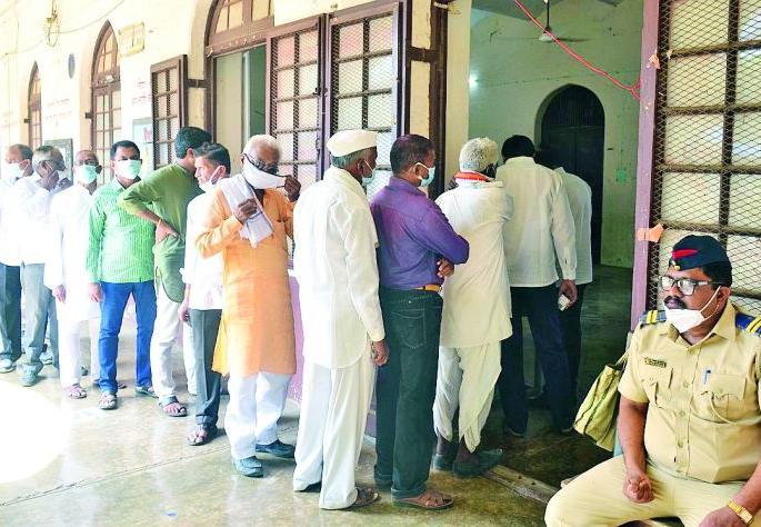 94 per cent turnout in District Bank elections, seal the fate of 48 candidates | जिल्हा बॅंकेच्या निवडणुकीत 94 टक्के मतदान, 48 उमेदवारांचे भाग्य सील 94 per cent turnout in District Bank elections, seal the fate of 48 candidates | जिल्हा बॅंकेच्या निवडणुकीत 94 टक्के मतदान, 48 उमेदवारांचे भाग्य सील