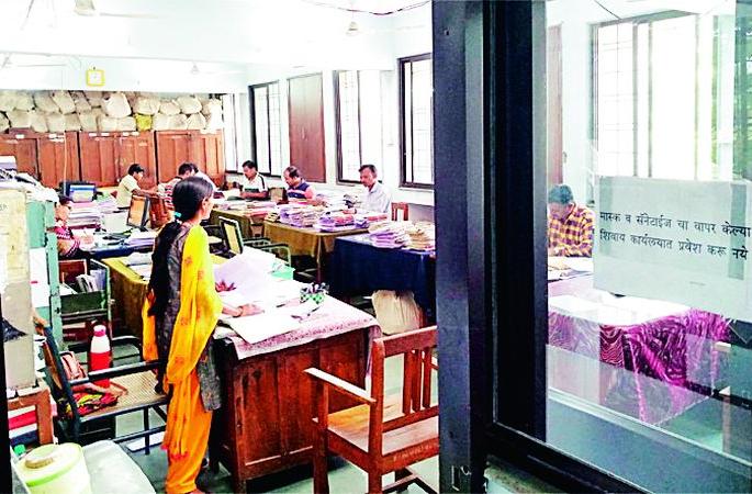 Wakulias are being shown the Collector's order! | जिल्हाधिकाऱ्यांच्या आदेशाला दाखविल्या जाताहेत वाकुल्या! Wakulias are being shown the Collector's order! | जिल्हाधिकाऱ्यांच्या आदेशाला दाखविल्या जाताहेत वाकुल्या!