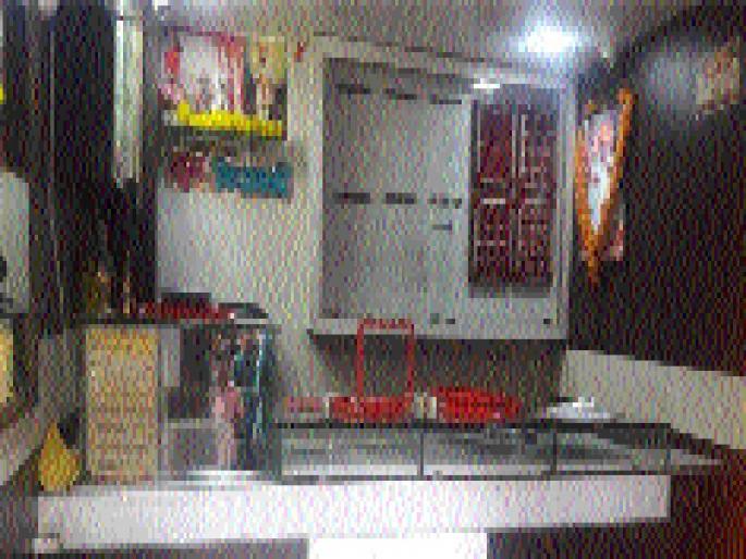 The grocery store broke down | सराफा दुकान फोडले The grocery store broke down | सराफा दुकान फोडले