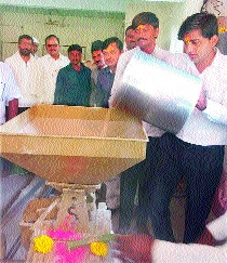 Taxpayer gets free from taxpayers free of cost | कर भरणाऱ्यांना ग्रा.पं.तर्फे दळण मोफत Taxpayer gets free from taxpayers free of cost | कर भरणाऱ्यांना ग्रा.पं.तर्फे दळण मोफत