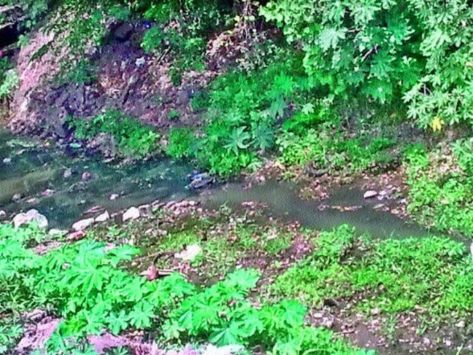 Drainage pipe split into natural gutter in Cidkot | सिडकोत नैसर्गिक नाल्यातील ड्रेनेज पाइप फुटला Drainage pipe split into natural gutter in Cidkot | सिडकोत नैसर्गिक नाल्यातील ड्रेनेज पाइप फुटला