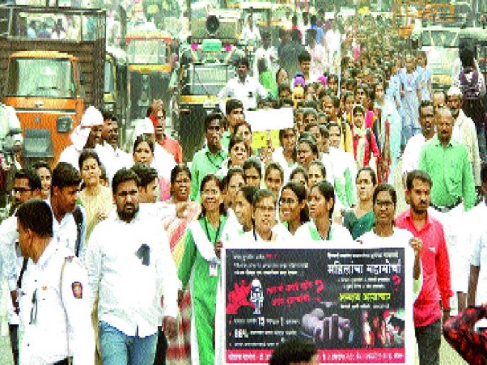 Ambajogai Mahamarcha in protest of the incident of Hinjewadi | हिंजवडी घटनेच्या निषेधार्थ अंबाजोगाईत महामोर्चा Ambajogai Mahamarcha in protest of the incident of Hinjewadi | हिंजवडी घटनेच्या निषेधार्थ अंबाजोगाईत महामोर्चा