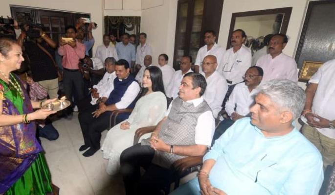 Heartbreaking moment before filing an election application in the sub-continent | Maharashtra Election 2019; उपराजधानीत गडकरी वाड्यावरील निवडणूक अर्ज दाखल करण्यापूर्वीचा हृद्य क्षण Heartbreaking moment before filing an election application in the sub-continent | Maharashtra Election 2019; उपराजधानीत गडकरी वाड्यावरील निवडणूक अर्ज दाखल करण्यापूर्वीचा हृद्य क्षण