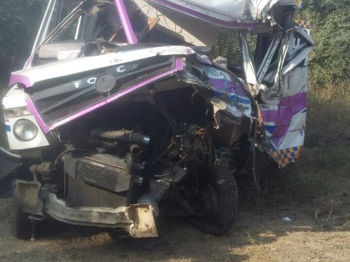 Nagpur-Amravati highway; Accident; Four killed; Five injured | नागपूर-अमरावती राष्ट्रीय महामार्गावर ट्रक- अँबुलन्समध्ये जोरदार धडक ; चार ठार; पाच जखमी Nagpur-Amravati highway; Accident; Four killed; Five injured | नागपूर-अमरावती राष्ट्रीय महामार्गावर ट्रक- अँबुलन्समध्ये जोरदार धडक ; चार ठार; पाच जखमी