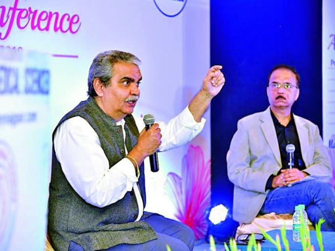 If a person sees a reflection of his own self, then in reality he will be social service | रुग्णात स्वत:चे प्रतिबिंब दिसले तर खऱ्या अर्थाने होईल समाजसेवा If a person sees a reflection of his own self, then in reality he will be social service | रुग्णात स्वत:चे प्रतिबिंब दिसले तर खऱ्या अर्थाने होईल समाजसेवा