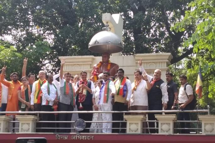 BJP candidates including Devendra Fadnavis filled out the application | Maharashtra Election 2019; देवेंद्र फडणवीसांसह भाजपा उमेदवारांनी भरले अर्ज BJP candidates including Devendra Fadnavis filled out the application | Maharashtra Election 2019; देवेंद्र फडणवीसांसह भाजपा उमेदवारांनी भरले अर्ज