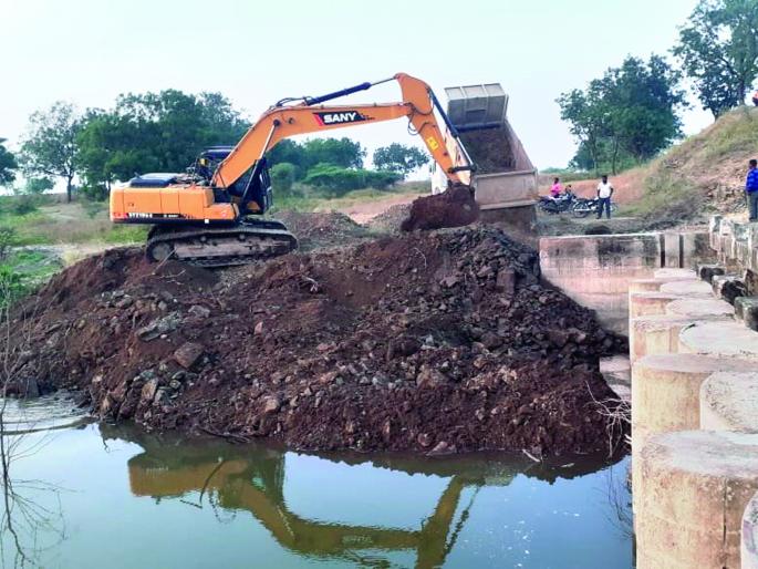 The closure of the hostage is closed within three hours, public participation activities | बंधाऱ्याला पडलेले भगदाड तीन तासांत बंद, लोकसहभागातून उपक्रम The closure of the hostage is closed within three hours, public participation activities | बंधाऱ्याला पडलेले भगदाड तीन तासांत बंद, लोकसहभागातून उपक्रम