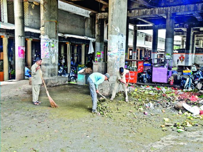 only half garbage was lifted In just two days by pcmc | महापालिकेकडून चालढकल करत दोन दिवसांत उचलला केवळ निम्माच कचरा only half garbage was lifted In just two days by pcmc | महापालिकेकडून चालढकल करत दोन दिवसांत उचलला केवळ निम्माच कचरा