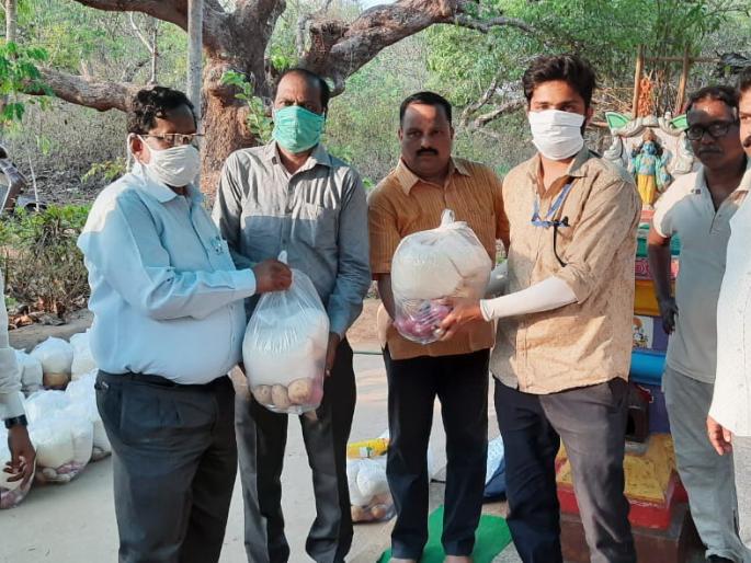 Six fishermen were stranded at Mochmad in the area of communications | CoronaVirus Lockdown : संचारबंदीत मोचेमाड येथे १३ मच्छिमार अडकले Six fishermen were stranded at Mochmad in the area of communications | CoronaVirus Lockdown : संचारबंदीत मोचेमाड येथे १३ मच्छिमार अडकले