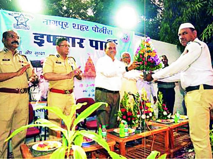 Nagpur Transport Police organized a Iftar party | नागपूर वाहतूक पोलिसांतर्फे इफ्तार पार्टीचे आयोजन Nagpur Transport Police organized a Iftar party | नागपूर वाहतूक पोलिसांतर्फे इफ्तार पार्टीचे आयोजन