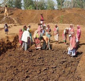 2.38 lakh laborers in Gadchiroli are inefficient! | गडचिरोलीतील रोहयोवरील २.३८ लाख मजूर अकार्यक्षम ! 2.38 lakh laborers in Gadchiroli are inefficient! | गडचिरोलीतील रोहयोवरील २.३८ लाख मजूर अकार्यक्षम !