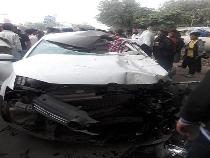 car collided on tempo | वाळूजमध्ये भरधाव कारच्या धडकेत पादचारी ठार car collided on tempo | वाळूजमध्ये भरधाव कारच्या धडकेत पादचारी ठार