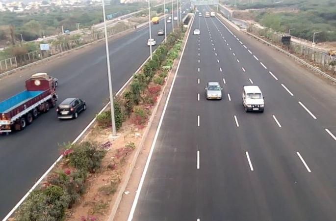 Only three and a half thousand km highway will be constructed in the country | देशभरात केवळ साडेतीन हजार किलोमीटरचे महामार्ग बांधणार Only three and a half thousand km highway will be constructed in the country | देशभरात केवळ साडेतीन हजार किलोमीटरचे महामार्ग बांधणार