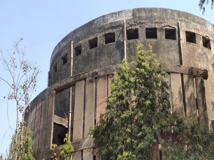 The Shahu Cultural Hall in Kolhapur is on the verge of collapse | कोल्हापुरातील ‘शाहू सांस्कृतिक’ सभागृह ढासळण्याच्या मार्गावर, लाखोंच्या उत्पन्नावर पाणी सोडण्यामागे गौडबंगाल काय? The Shahu Cultural Hall in Kolhapur is on the verge of collapse | कोल्हापुरातील ‘शाहू सांस्कृतिक’ सभागृह ढासळण्याच्या मार्गावर, लाखोंच्या उत्पन्नावर पाणी सोडण्यामागे गौडबंगाल काय?