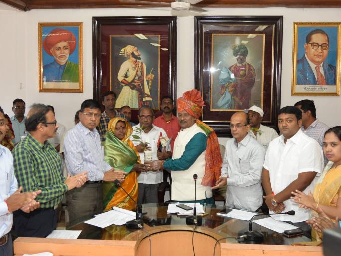 Implement welfare schemes for sanitary workers to provide housing: Sarwan | सफाई कर्मचाऱ्यांना राहती घरे देणार, कल्याणकारी योजना राबवा : सारवान Implement welfare schemes for sanitary workers to provide housing: Sarwan | सफाई कर्मचाऱ्यांना राहती घरे देणार, कल्याणकारी योजना राबवा : सारवान