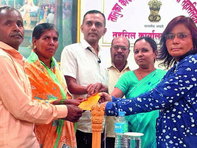 Ration card in just five minutes | पती मुका, पत्नी अपंग : तासगावात तहसीलदारांकडून माणुसकीचे दर्शन Ration card in just five minutes | पती मुका, पत्नी अपंग : तासगावात तहसीलदारांकडून माणुसकीचे दर्शन