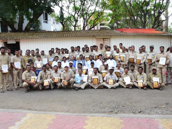 Mahavitaran's patronage on the back of 66 employees of Kolhapur district | कोल्हापूर जिल्ह्यातील ६६ कर्मचाऱ्यांच्या पाठीवर महावितरणची कौतुकाची थाप Mahavitaran's patronage on the back of 66 employees of Kolhapur district | कोल्हापूर जिल्ह्यातील ६६ कर्मचाऱ्यांच्या पाठीवर महावितरणची कौतुकाची थाप