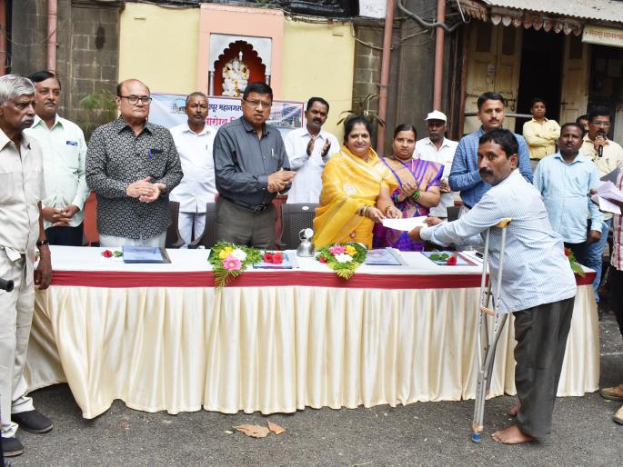 Kolhapur corporation initiative, 25 thousand each to 85 people | कोल्हापूर महापालिकेचा उपक्रम , ८५ दिव्यांगांना प्रत्येकी २५ हजार अनुदान Kolhapur corporation initiative, 25 thousand each to 85 people | कोल्हापूर महापालिकेचा उपक्रम , ८५ दिव्यांगांना प्रत्येकी २५ हजार अनुदान