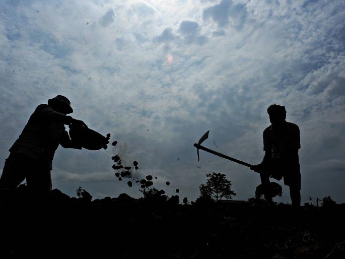 Moth-glow on the pedestal | डोेळे आभाळाकडे, शिवारात मशागतीची धांदल Moth-glow on the pedestal | डोेळे आभाळाकडे, शिवारात मशागतीची धांदल