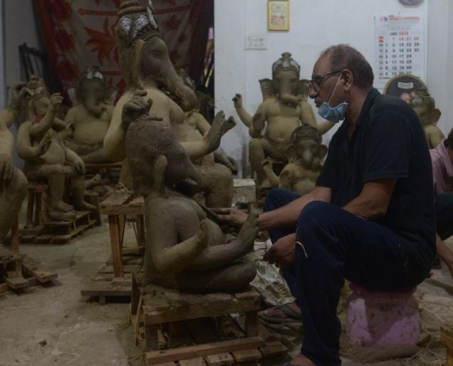 Disruption to the idol business ; Confusion among sculptors | विघ्नहर्त्याच्या मूर्ती व्यवसायावर विघ्न; मूर्तीकारांमध्ये संभ्रम Disruption to the idol business ; Confusion among sculptors | विघ्नहर्त्याच्या मूर्ती व्यवसायावर विघ्न; मूर्तीकारांमध्ये संभ्रम