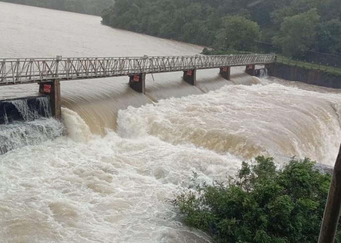 It rained all night, opening the four gates of Radhanagari | रात्रभर पावसाने झोडपले, राधानगरीचे चार दरवाजे उघडले