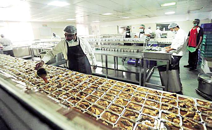 Passengers are also interested in privatization | प्रवाशांच्या भोजनाचेही होतेय खासगीकरण Passengers are also interested in privatization | प्रवाशांच्या भोजनाचेही होतेय खासगीकरण