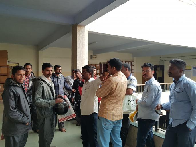 The farmers decided to collect the application at the taluka level | कडकनाथ फसवणुक : शेतकरी एकवटले, तालुका स्तरावर अर्ज गोळा करण्याचा निर्णय The farmers decided to collect the application at the taluka level | कडकनाथ फसवणुक : शेतकरी एकवटले, तालुका स्तरावर अर्ज गोळा करण्याचा निर्णय