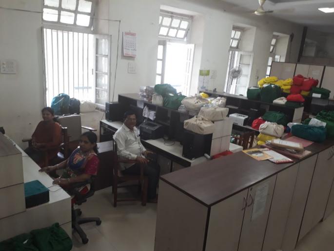 In the Kolhapur division, the workers 'workers' agitation started | कोल्हापूर विभागातील पुरवठा कर्मचाऱ्यांचे कामबंद आंदोलन सुरुच In the Kolhapur division, the workers 'workers' agitation started | कोल्हापूर विभागातील पुरवठा कर्मचाऱ्यांचे कामबंद आंदोलन सुरुच