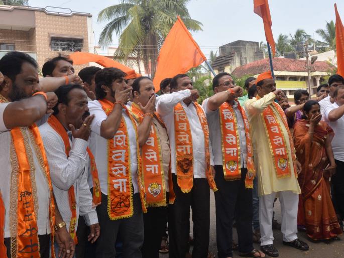 From the debt waiver to the Collector office of Kolhapur, Shiv Sena | कर्जमाफीवरून शिवसेनेचा कोल्हापूर जिल्हाधिकारी कार्यालयात शंखध्वनी From the debt waiver to the Collector office of Kolhapur, Shiv Sena | कर्जमाफीवरून शिवसेनेचा कोल्हापूर जिल्हाधिकारी कार्यालयात शंखध्वनी