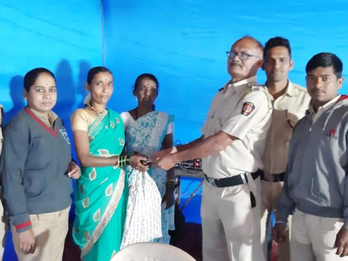 The purse of the future honestly returned | भाविकाची पर्स प्रामाणिकपणे परत, पोलीस हवालदार बंडा सावेकर यांचा प्रामाणिकपणा The purse of the future honestly returned | भाविकाची पर्स प्रामाणिकपणे परत, पोलीस हवालदार बंडा सावेकर यांचा प्रामाणिकपणा