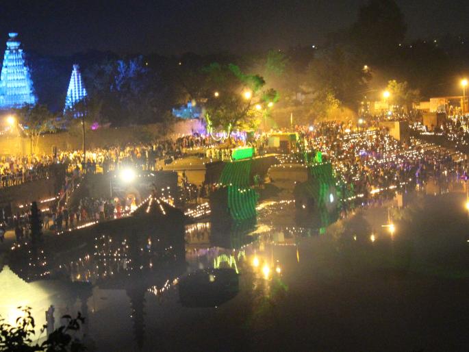 Due to Tripurari Purnima, the 'Panchaganga' edge in Kolhapur was brightened by Dip | त्रिपुरारी पौर्णिमेनिमित्त लक्ष दिपांनी उजळला कोल्हापुरातील ’पंचगंगा ’ किनारा