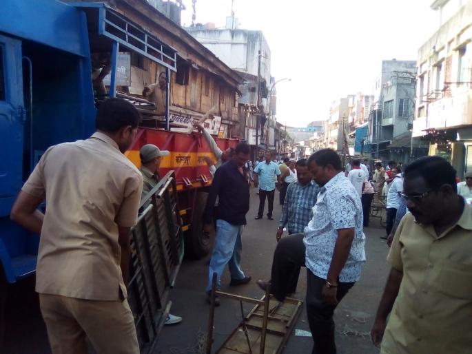 Kolhapur: Removal of obstacles in the radius, after the ban, the municipal steps | कोल्हापूर : किरणोत्सवातील अडथळे हटविले, निषेधानंतर महापालिकेचे पाऊल Kolhapur: Removal of obstacles in the radius, after the ban, the municipal steps | कोल्हापूर : किरणोत्सवातील अडथळे हटविले, निषेधानंतर महापालिकेचे पाऊल