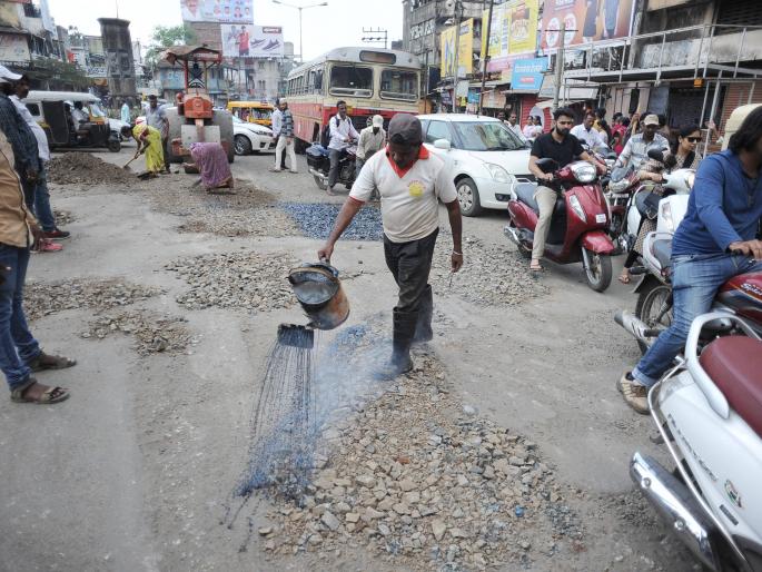 Temporary bandage on dirt roads | खड्डे पडलेल्या रस्त्यांची तात्पुरती मलमपट्टी Temporary bandage on dirt roads | खड्डे पडलेल्या रस्त्यांची तात्पुरती मलमपट्टी