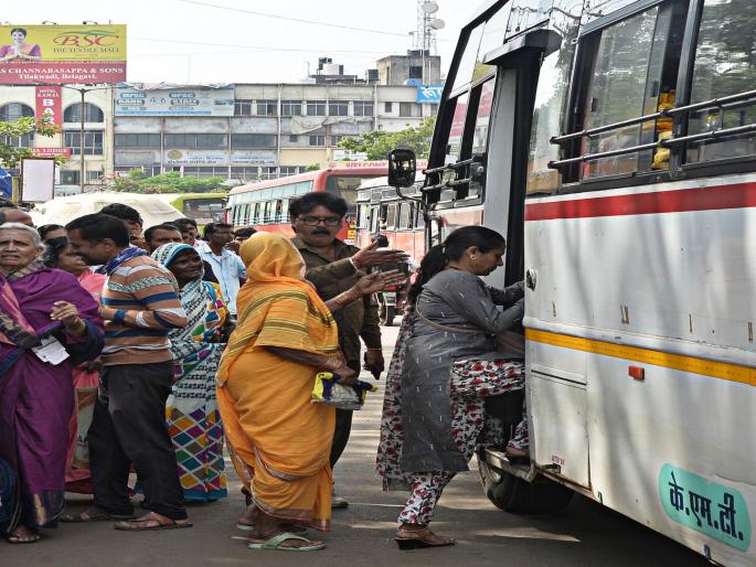 KMT bus service in Kolhapur smooth after three days, strike back | कोल्हापुरातील केएमटीची बससेवा तीन दिवसांनंतर सुरळीत, संप मागे  KMT bus service in Kolhapur smooth after three days, strike back | कोल्हापुरातील केएमटीची बससेवा तीन दिवसांनंतर सुरळीत, संप मागे