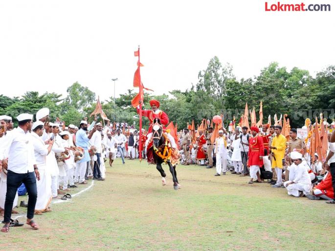 ashadhi wari at the feet of Sopankaka the horses ran to the ring The ring ceremony of the Sant Sopankaka palanquin ceremony was held in Someshwarnagar | सोपानकाका चरणी...अश्व धावले रिंगणी..! सोमेश्वरनगर येथे पार पडला संत सोपानकाका पालखी सोहळ्याचा रिंगण सोहळा