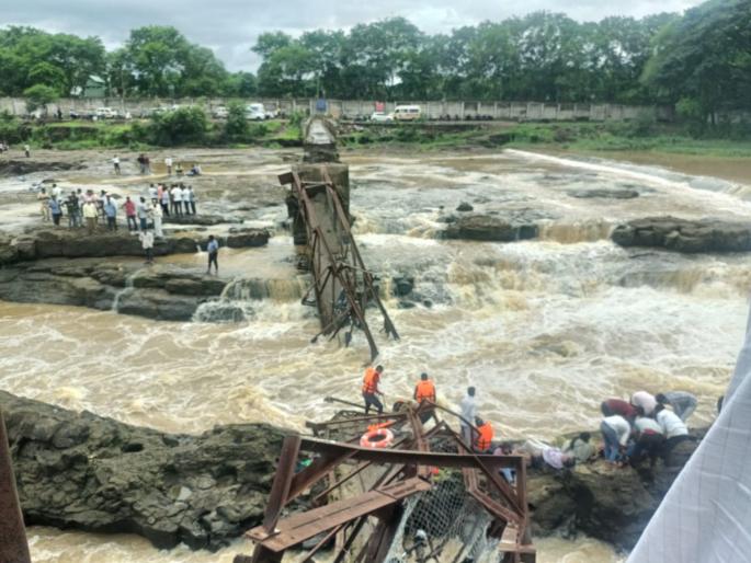 Maval Kundamala Bridge Collapses Citizens expressed the possibility of an accident; Public Works Department administration ignored it | नागरिकांनी अपघाताची केली होती, शक्यता व्यक्त;सार्वजनिक बांधकाम विभाग प्रशासनाने केले दुर्लक्ष