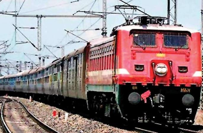 Long-haul trains canceled and rerouted due to derailment of 12 coaches | दौंड-मनमाड दरम्यान मालगाडीचे १२ डबे घसरल्यामुळे लांब पल्ल्याच्या गाड्यांचे रद्द व मार्ग परिवर्तन Long-haul trains canceled and rerouted due to derailment of 12 coaches | दौंड-मनमाड दरम्यान मालगाडीचे १२ डबे घसरल्यामुळे लांब पल्ल्याच्या गाड्यांचे रद्द व मार्ग परिवर्तन