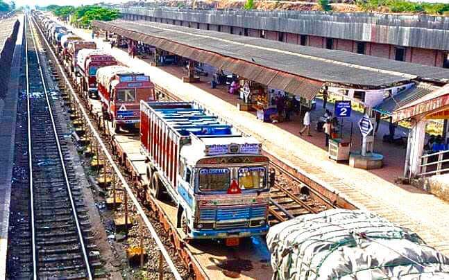 Good News; 'Ro-Ro' service carrying 45 Maltrucks at the same time is now in Solapur too! | Good News; एकाच वेळी 45 मालट्रक्स घेऊन जाणारी रेल्वेची 'रो-रो' सेवा आता सोलापुरातही ! Good News; 'Ro-Ro' service carrying 45 Maltrucks at the same time is now in Solapur too! | Good News; एकाच वेळी 45 मालट्रक्स घेऊन जाणारी रेल्वेची 'रो-रो' सेवा आता सोलापुरातही !