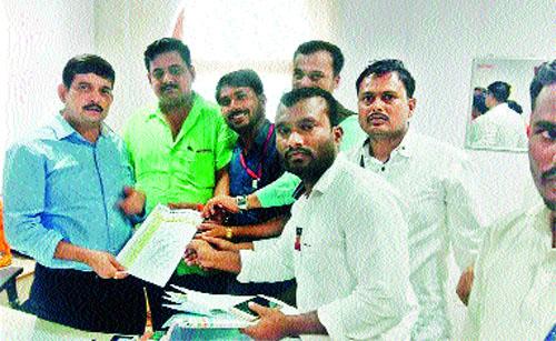 Teacher organization's Danghdhishek movement | शिक्षक संघटनेचे दुग्धाभिषेक आंदोलन Teacher organization's Danghdhishek movement | शिक्षक संघटनेचे दुग्धाभिषेक आंदोलन