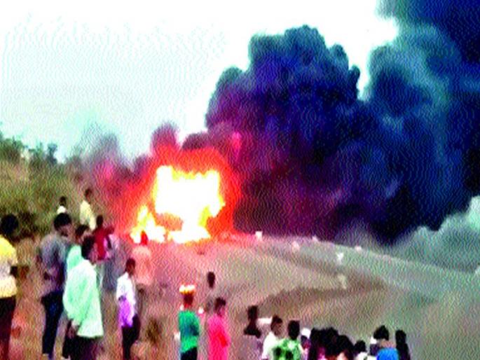 The car caught fire at Kapurzhi | कापूरझिºयानजीकधावता ट्रक जळून खाक The car caught fire at Kapurzhi | कापूरझिºयानजीकधावता ट्रक जळून खाक